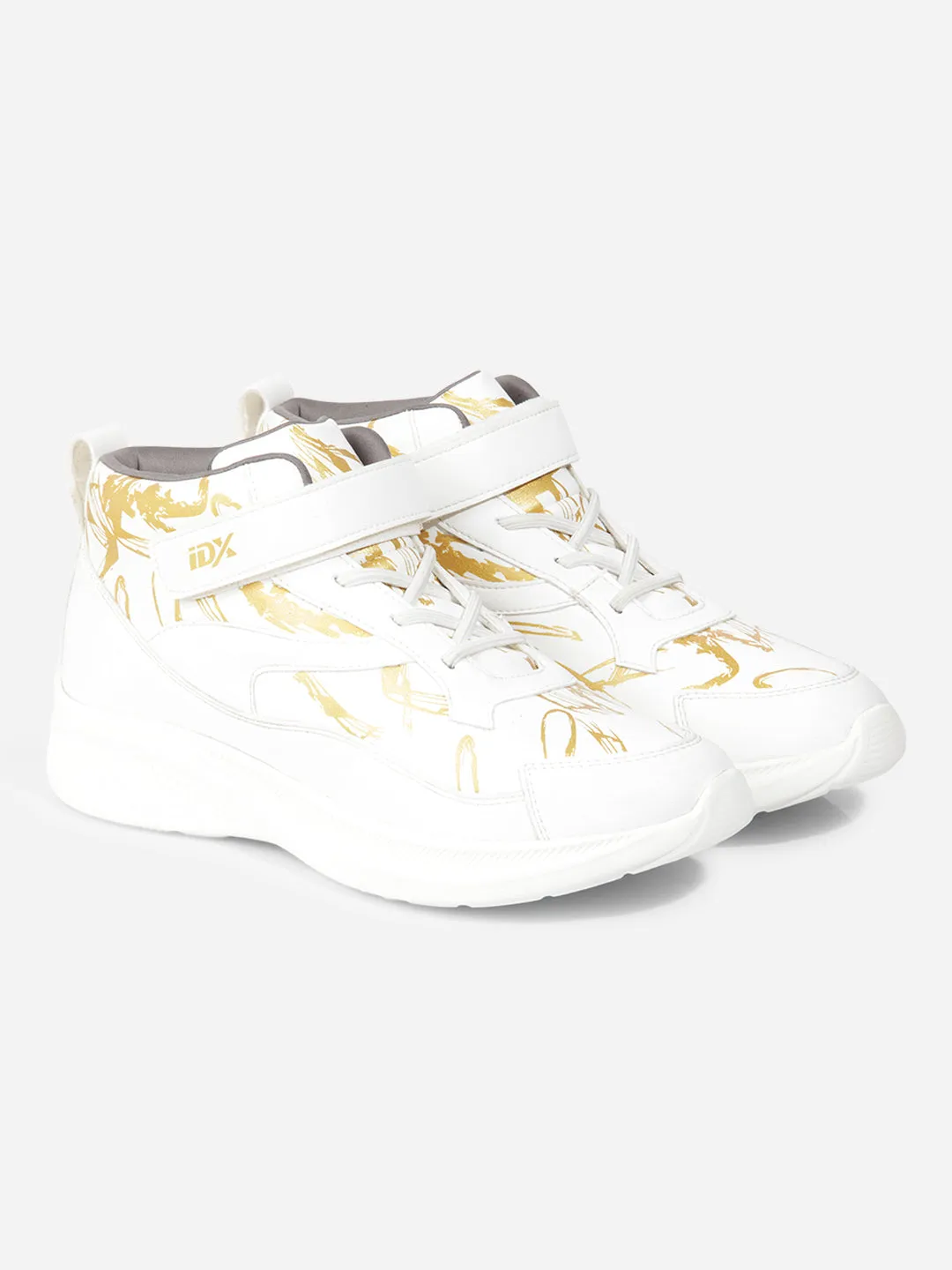 IX7132 Mens Textured Print Sneakers in White