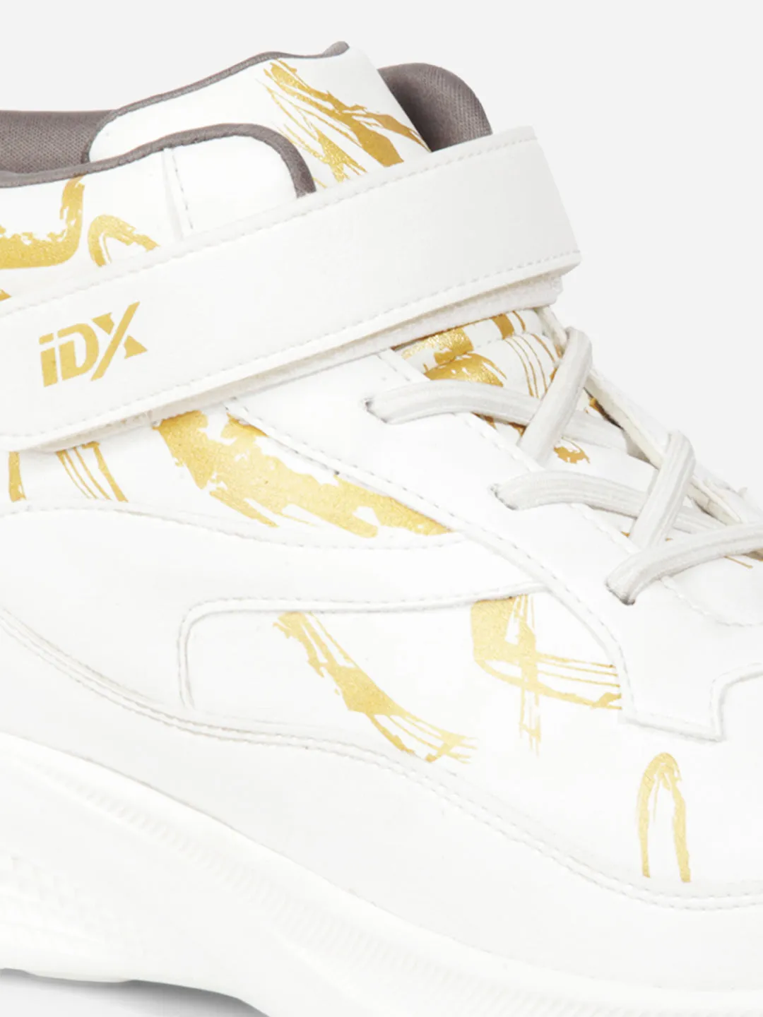 IX7132 Mens Textured Print Sneakers in White